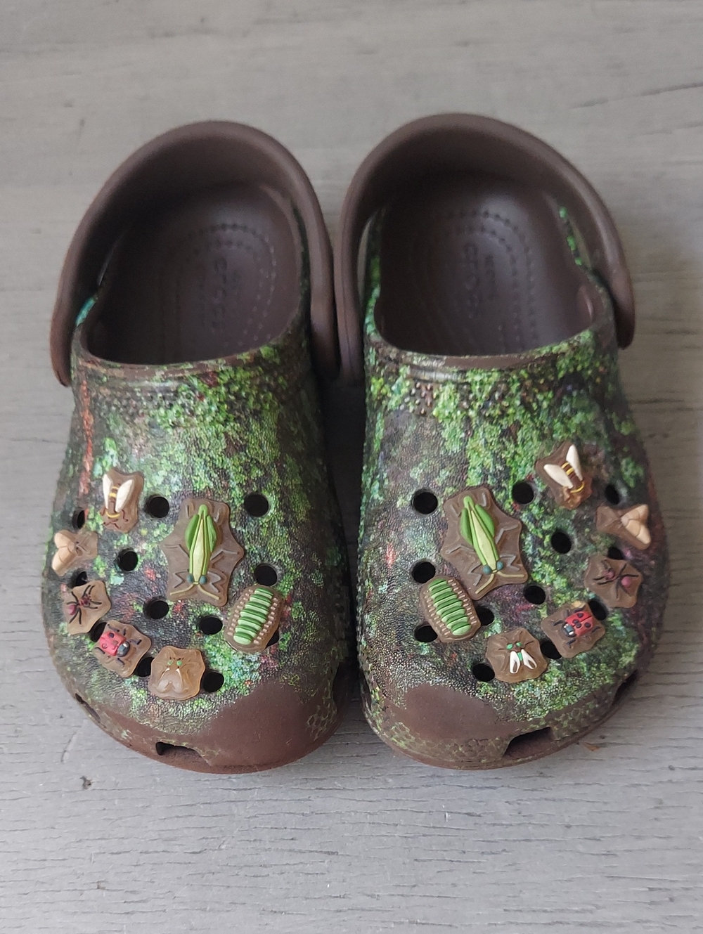 Crocs Kids C9 Woodland Forest Print Clogs w/ Nature Jibbitz Charms